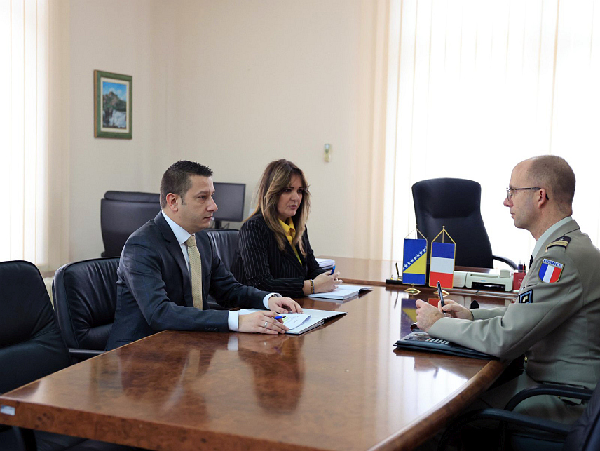 САРАЈЕВО, 4. ФЕБРУАРА /СРНА/ - Замјеник министра одбране у Савјету министара Александар Гогановић изјавио је Срни да вишедеценијско савезништво српског и француског народа представља темељ за додатно јачање односа и сарадње.