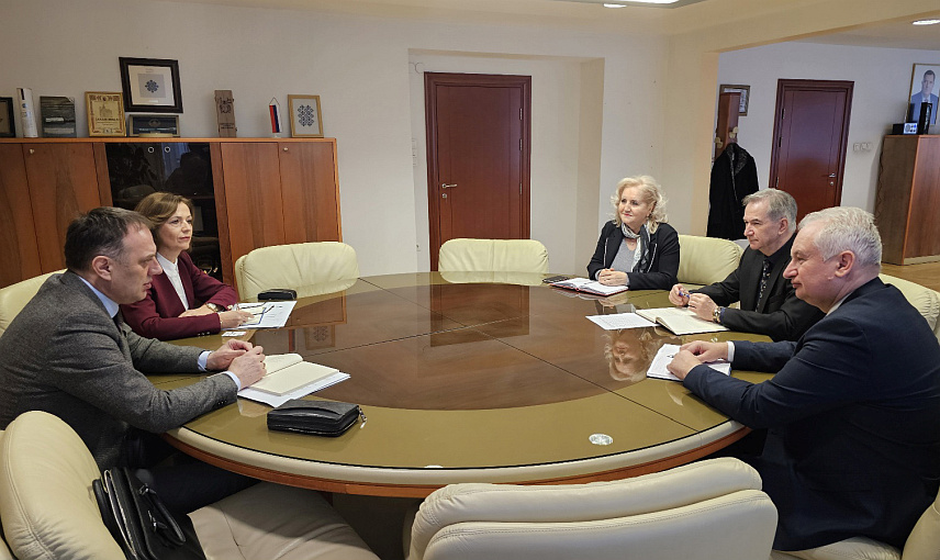 БАЊАЛУКА, 4. ФЕБРУАРА /СРНА/ - Министар трговине и туризма Републике Српске Неџад Нед Пуховац и предсједник Привредне коморе Републике Српске Горан Рачић одржали су данас састанак у Бањалуци. Састанку су присуствовали и помоћник министра за трговину Душанка Тегелтија, помоћник министра за туризам и угоститељство Предраг Тешић и секретар Удружења трговине и привреде и Удружења туризма и угоститељства Драгана Шобот.