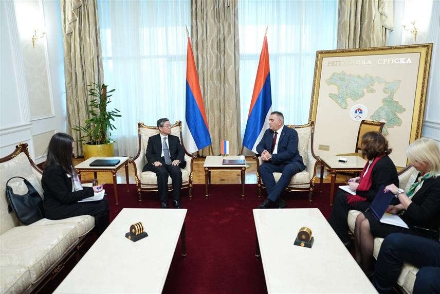 БАЊАЛУКА, 4. ФЕБРУАРА /СРНА/ - Предсједник Владе Српске Саво Минић састао се данас у Бањалуци са амбасадором Јапана у БиХ Тошихиром Аикијем.