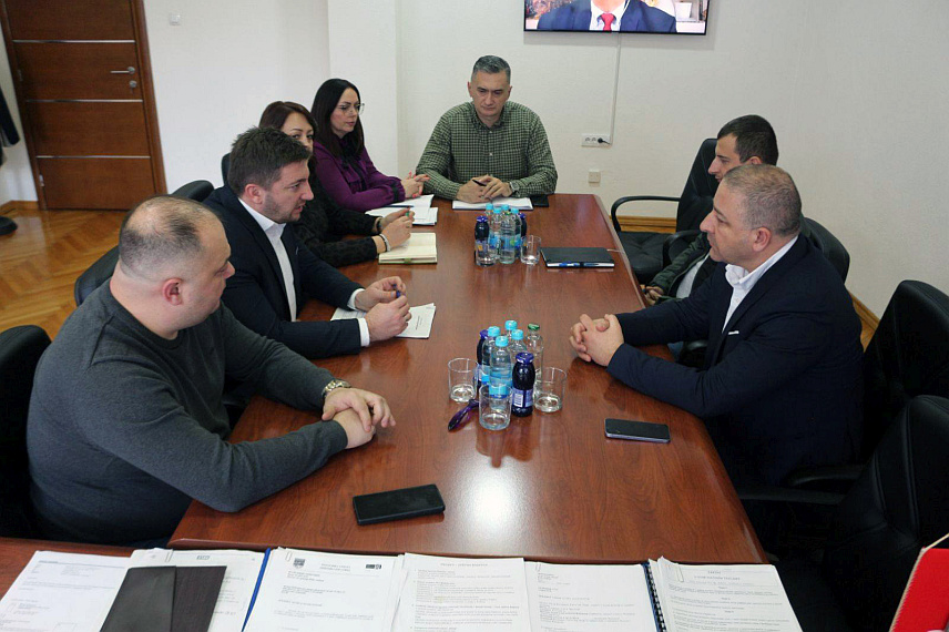 РОГАТИЦА, 4. ФЕБРУАРА /СРНА/ - Начелник општине Рогатица Нинослав Прелић и в.д. директора "Путева Републике Српске" Мирослав Јанковић потписали су споразум о изградњи треће саобраћајне траке на дионици магистралног пута Подроманија-Рогатица, у мјесту Ковањ.