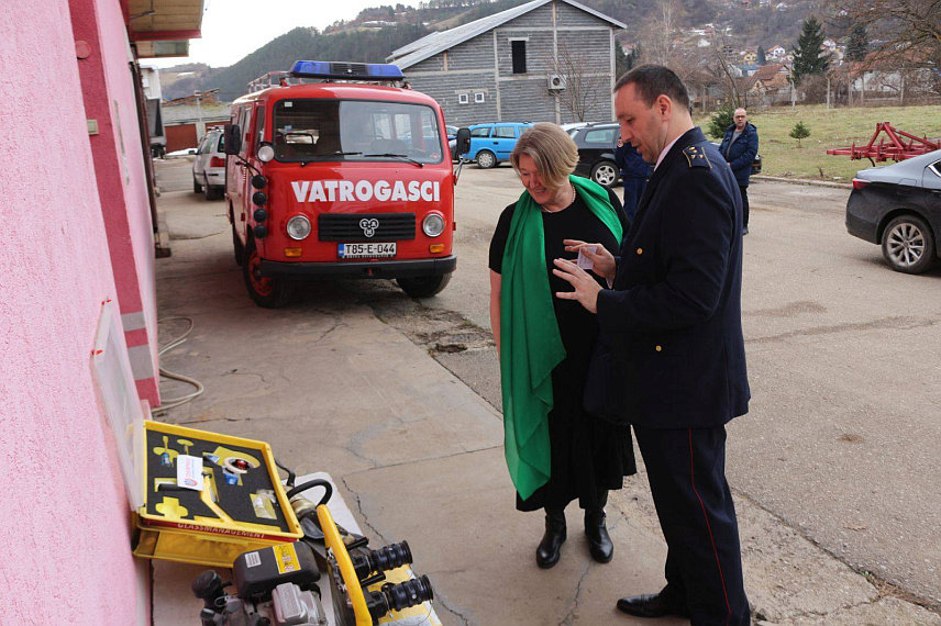 РОГАТИЦА, 4. ФЕБРУАРА /СРНА/ - Амбасадор Чешке у БиХ Јана Лолић Шинделкова посјетила је данас Територијалну ватрогасно-спасилачку јединице Рогатица. Она је разговарала са старјешином јединице Жељком Петковићем, замјеником начелника општине Десимиром Деспотовићем, те предсједником и потпредсједником Скупштине општине Синишом Јанковићем и Данком Кушић.