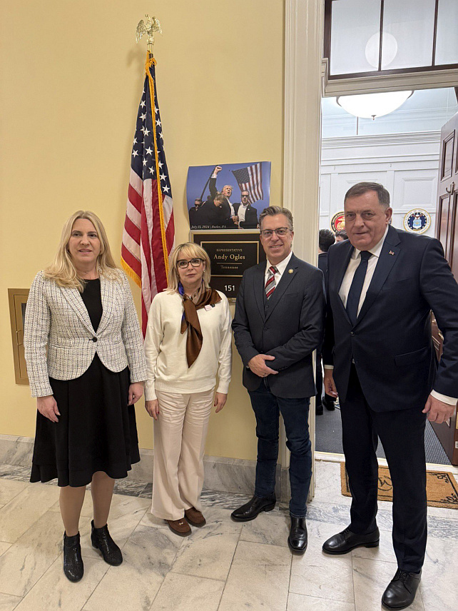 ВАШИНГТОН, 4. ФЕБРУАРА /СРНА/ - Лидер СНСД-а Милорад Додик разговарао је данас у Вашингтону са конгресменом Андијем Оглесом. Састанку су присуствовале српски члан Предсједништва БиХ Жељка Цвијановић и вршилац дужности предсједника Републике Српске Ана Тришић Бабић.