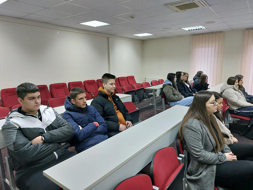 СРБАЦ, 5. ФЕБРУАРА /СРНА/ - Представници Општинске изборне комисије /ОИК/ Србац данас су о изборним процеудрама упознали ученике Центра средњих школа "Петар Кочић" који похађају смјер пословно-правни техничар.