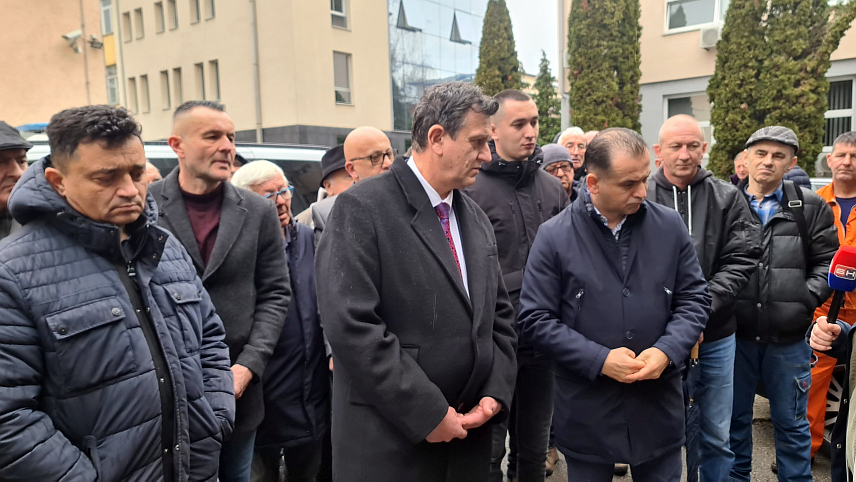 ДОБОЈ, 5. ФЕБРУАРА /СРНА/ - Предсједник Српске демократске странке /СДС/ Бранко Блануша затражио је данас од окружног јавног тужиоца у Добоју увид у статус пријава које је ова странка предала због сумње на нерегуларности на пријевременим изборима за предсједника Републике Српске, одржаним 23. новембра.