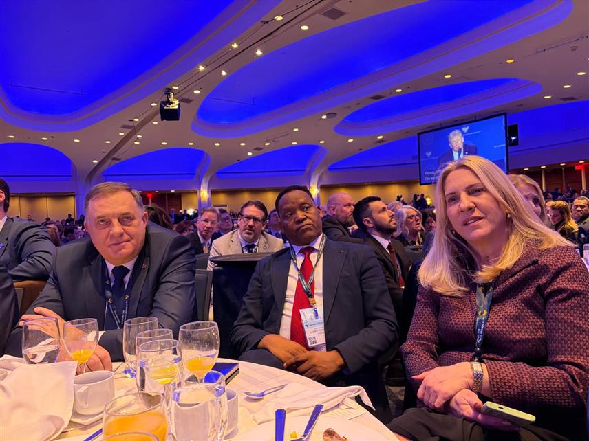 ВАШИНГТОН, 5. ФЕБРУАРА /СРНА/ - Српски члан Предсједништва БиХ Жељка Цвијановић и предсједник СНСД-а Милорад Додик присуствују Молитвеном доручку у Вашингтону.	
