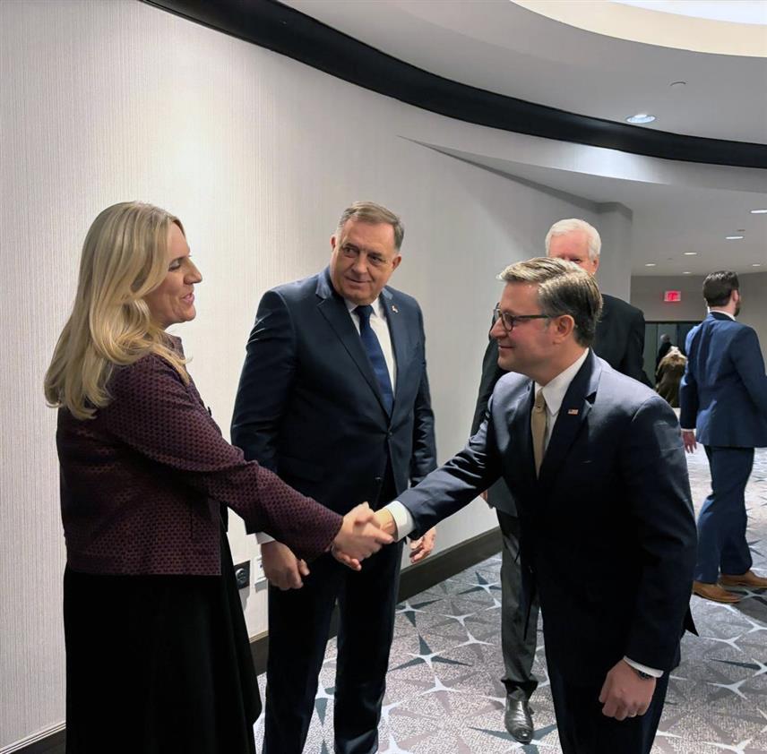 ВАШИНГТОН, 5. ФЕБРУАРА /СРНА/ - Српски члан Предсједништва БиХ Жељка Цвијановић сусрела се данас у Вашингтону са предсједавајућим Представничког дома америчког Конгреса Мајком Џонсоном. Сусрету су присуствовали лидер СНСД-а Милорад Додик и в.д. предсједника Републике Српске Ана Тришић Бабић.