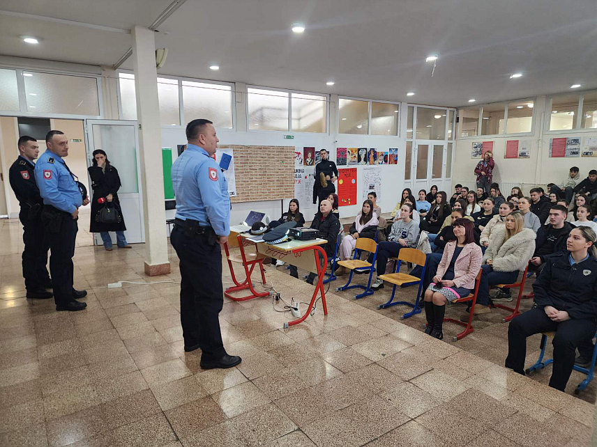 БИЈЕЉИНА, 5. ФЕБРУАРА /СРНА/ - Полицијска управа Бијељина организовала је данас у бијељинској Гимназији "Филип Вишњић" за ученике завршних разреда средњих школа промоцију јавног конкурса за упис кадета на Полицијску академију.