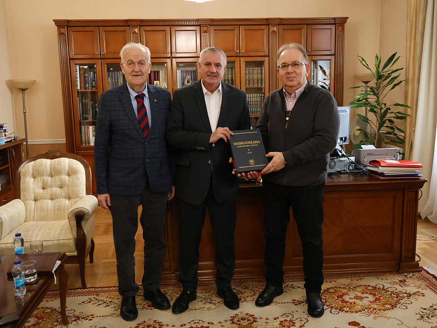 БАЊАЛУКА, 5. ФЕБРУАРА /СРНА/ - Вршиоцу дужности директора "Аутопутеви Републике Српске" Радовану Вишковићу уручено је шест томова Енциклопедије Републике Српске, као знак захвалности за досадашњу подршку и помоћ у реализацији овог капиталног дјела.