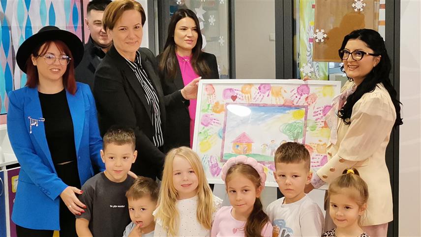 ДОБОЈ, 5. ФЕБРУАРА /СРНА/ - Министар породице, омладине и спорта Републике Српске Ирена Игњатовић је у Добоју уручила књиге и дидактички материјал малишанима Јавне предшколске установе "Мајке Југовић".