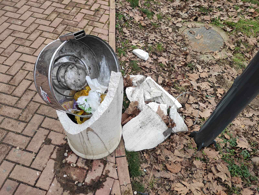 БАЊАЛУКА, 6. ФЕБРУАРА /СРНА/ - Уништена је бетонска канта на шеталишту код бањалучког Зеленог моста због чега становници насеља Обилићево очекују радовније контроле надлежних градских и органа реда, јер се годинама на том потезу оштећује и други заједнички инвентар.