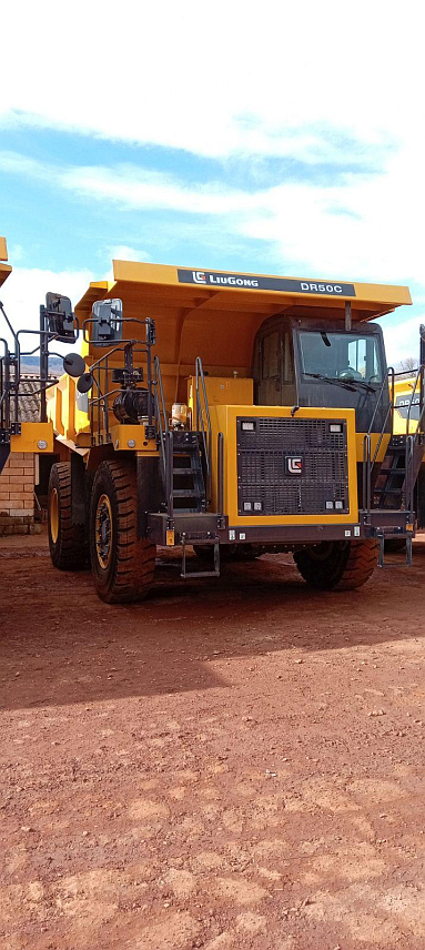 МИЛИЋИ, 6. ФЕБРУАРА /СРНА/ - Компанија "Боксит" из Милића инвестирала је 3,5 милиона КМ у набавку пет савремених дампера "Љугунг" /Liugong/, појединачне носивости 50 тона, чиме је додатно унапријеђена техничка опремљеност и створени услови за повећање рударске производње, саопштено је данас из ове компаније.