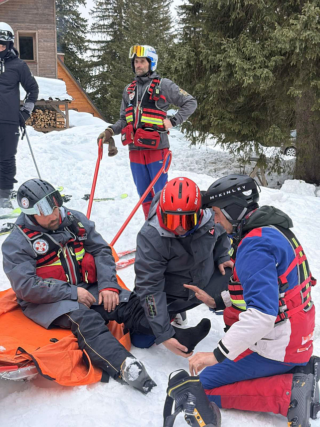 БАЊАЛУКА, 6. ФЕБРУАРА /СРНА/ - Припадници Управе за обезбјеђење личности и објеката Министарства унутрашњих послова Републике Српске успјешно су завршили напредну обуку за обезбјеђење штићених личности, a током вјежбе успјешно су савладани сви задаци из области пружања прве помоћи повријеђеним на скијалиштима, спасавања повријеђених лица на скијалишту и у зимским условима.