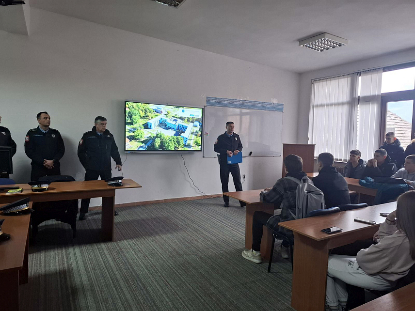 ВИШЕГРАД, 6. ФЕБРУАРА /СРНА/ – У Средњошколском центру "Иво Андрић" у Вишеграду данас је одржана промоција јавног конкурса за упис кадета Полицијске академије, намијењена ученицима завршних разреда средњих школа.