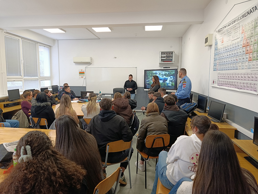 МРКОЊИЋ ГРАД, 6. ФЕБРУАРА /СРНА/ - Ученицима завршних разреда Средњошколског центра и Гимназије у Мркоњић Граду данас је организована промоција јавног конкурса за упис кадета у 29. класу Полицијске академије.