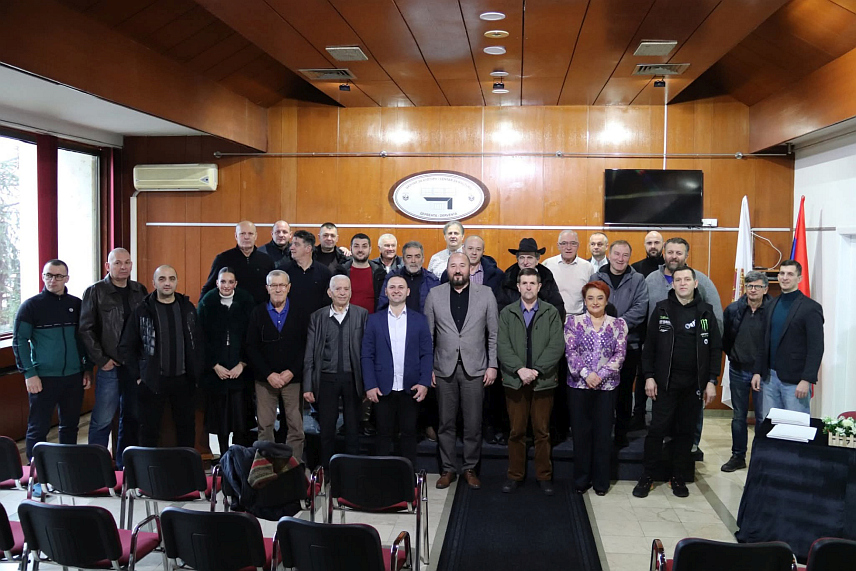 ДЕРВЕНТА, 6. ФЕБРУАРА /СРНА/ - Замјеник градоначелника Дервенте Славен Гојковић потписао је данас са представницима спортских удружења и невладиних организација /НВО/ уговоре за суфинансирање, а за ове намјене из буџета ће бити издвојен више од милион КМ.