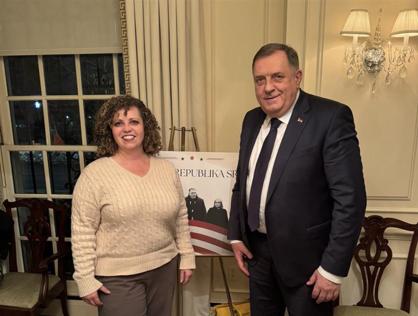 ВАШИНГТОН, 6. ФЕБРУАРА /СРНА/ - Лидер СНСД-а Републике Српске Милорад Додик сусрео се у Вашингтону са конгресменком Селест Малој коју је позвао да посјети Републику Српску.