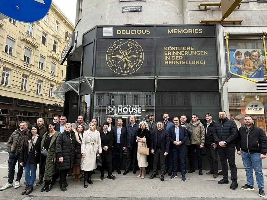 TРЕБИЊЕ, 6. ФЕБРУАРА /СРНА/ - Делегација из Tребиња посјетила је у Бечу "Кућу Републике Српске" - продавницу херцеговачких и крајишких производа. "Кућу Републике Српске" такође су посјетили директор "Електропривреде Републике Српске" Лука Петровић, предсједник Скупштине града Здравко Бутулија, директори јавних установа и предузећа, те савјетник директора Олимпијског центра Јахорина Денис Шулић.