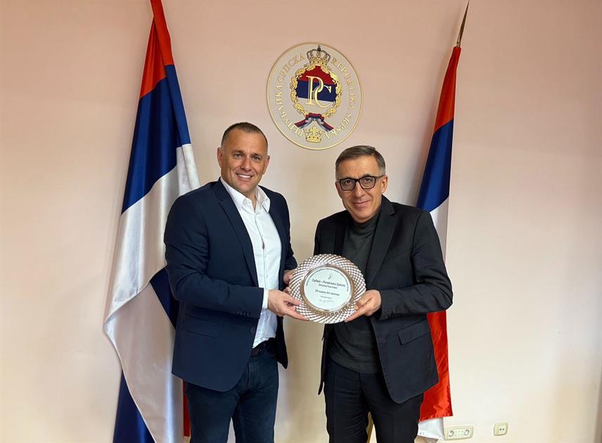 БЕОГРАД, 6. ФЕБРУАРА /СРНА/ - Директор Међународне бициклистичке трке Београд-Бањалука Владимир Куваља данас је у Београду уручио плакету шефу Представништва Републике Српске у Србији Млађену Цицовићу у знак захвалности за дугогодишњу подршку овој спортској манифестацији.