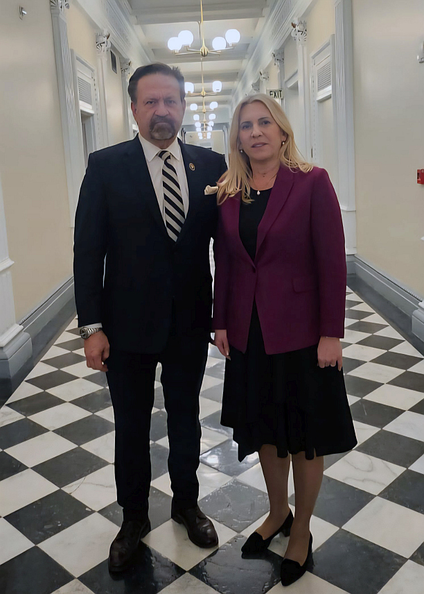 ВАШИНГТОН, 6. ФЕБРУАРА /СРНА/ - Српски члан Предсједништва БиХ Жељка Цвијановић данас је у Бијелој кући разговарала са вишим директором за борбу против тероризма у Савјету за националну безбједност САД Себастијаном Горком.