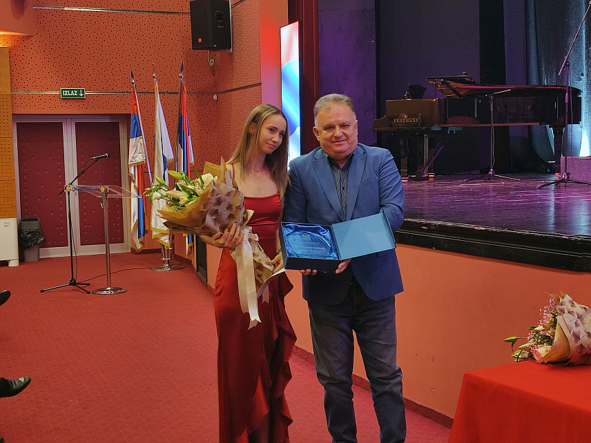 ГРАДИШКА, 6. ФЕБРУАРА /СРНА/ - Петнаестогодишња тенисерка Теа Ковачевић проглашена је за најбољег спортисту Градишке за прошлу годину, а најбоља екипа је Фудбалски клуб "Торпедо" из Церовљана.