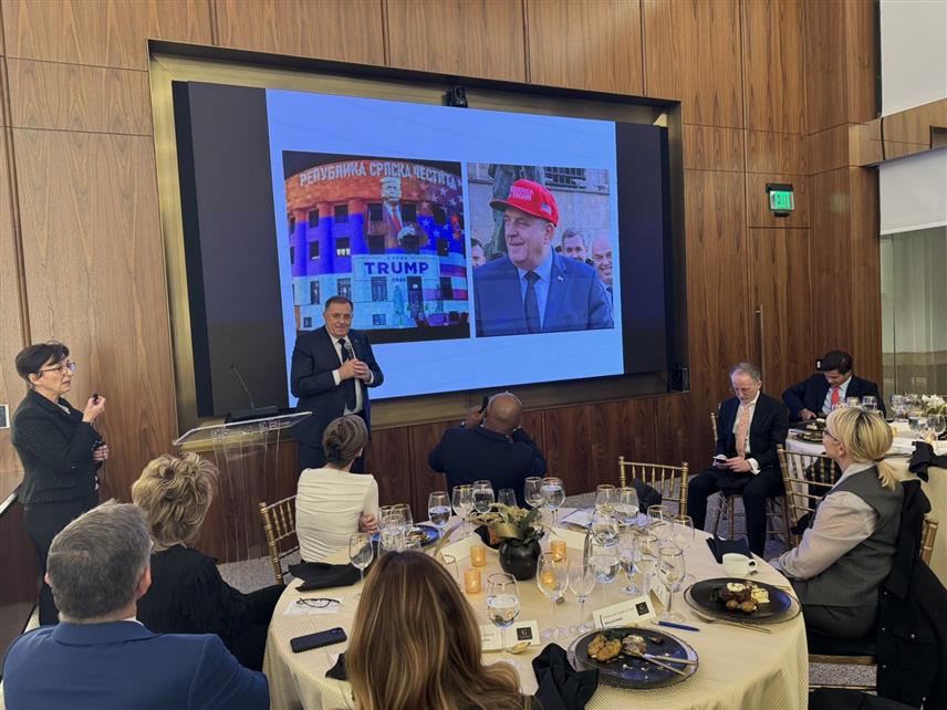 ВАШИНГТОН, 6. ФЕБРУАРА /СРНА/ - Амерички генерал Мајкл Флин приредио је у Голден институту у Вашинготну вечеру у част предсједника СНСД-а Милорада Додика, српског члана Предсједништва БиХ Жељку Цвијановић и вршиоца дужности предсједника Републике Српске Ану Тришић Бабић.