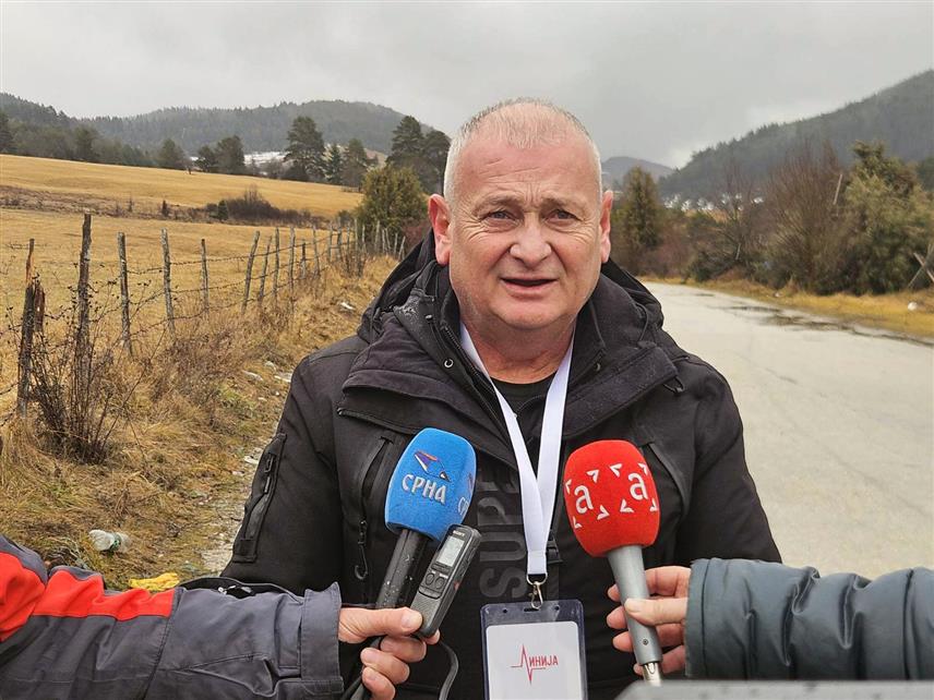 СОКОЛАЦ, 7. ФЕБРУАРА /СРНА/ - Продуцент филма "Линија" о доктору Миодрагу Лазићу и епском егзодусу сарајевских Срба Горан Иконић истакао је да је данашње снимање завршених сцена овог историјског пројекта било изузетно емотивно и изазвало сузе код учесника и публике.