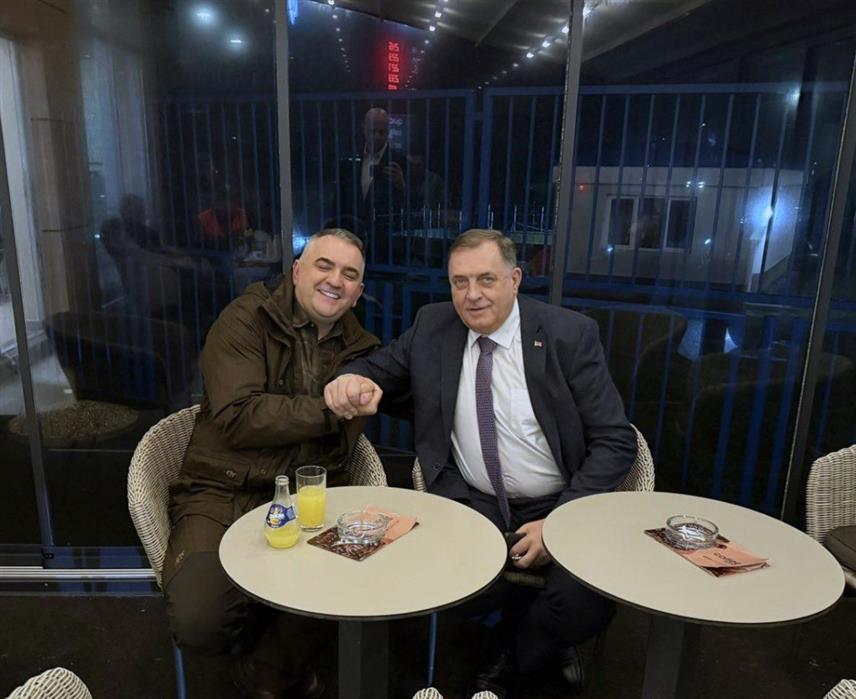 ШАМАЦ, 7. ФЕБРУАРА /СРНА/ - Предсједник СНСД-а Милорад Додик састао се вечерас у Шамцу са премијером Републике Српске Савом Минићем којег је упознао о својој посјети Сједињеним Државама.