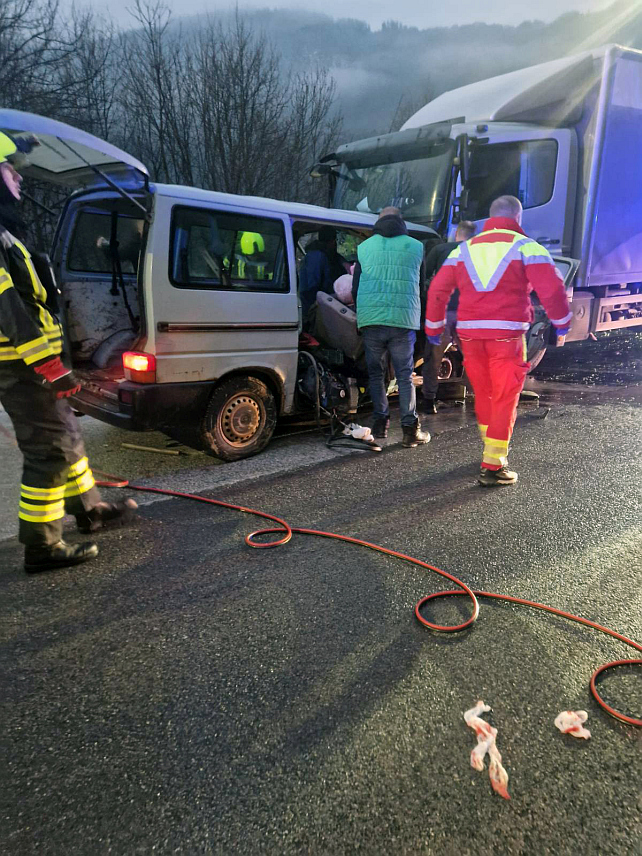 САРАЈЕВО, 7. ФЕБРУАРА /СРНА/ - На магистралном путу Сарајево-Пале, у мјесту Лапишница, саобраћај је обустављен због удеса, саопштено је из Бихамка.