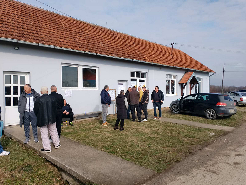 ЛОПАРЕ, 8. ФЕБРУАРА /СРНА/ - До 11.00 часова на бирачком мјесту Кореташи у општини Лопаре гласало је 75 од 259 уписаних бирача, што је више него на редовним изборима када је у истом периоду гласало 67 бирача.