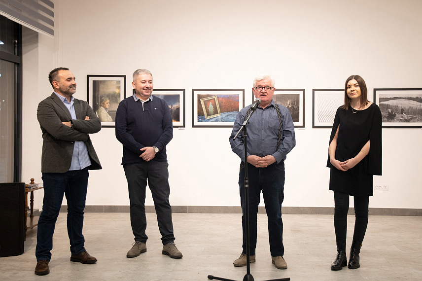 ИСТОЧНА ИЛИЏА, 8. ФЕБРУАРА /СРНА/ - У Галерији "Жарко Видовић" у Источној Илиџи свечано је отворена прва клупска изложба Фото-кино клуба Источно Сарајево, а представљени су и радови са међународне изложбе "Фото ист".