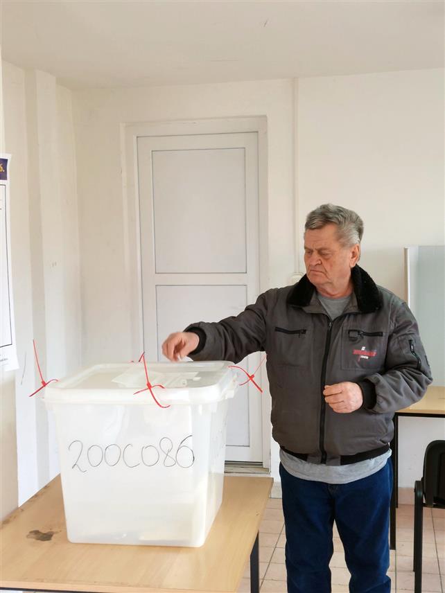 БРЧКО, 8. ФЕБРУАРА /СРНА/ - На бирачком мјесту у насељу Сљепчевићи код Брчког на поновљеним пријевременим изборима за предсједника Републике Српске до 11.00 часова гласало је 25 бирача или 11,52 одсто од укупног броја уписаних у бирачки списак, потврђено је Срни из Изборне комисије дистрикта.