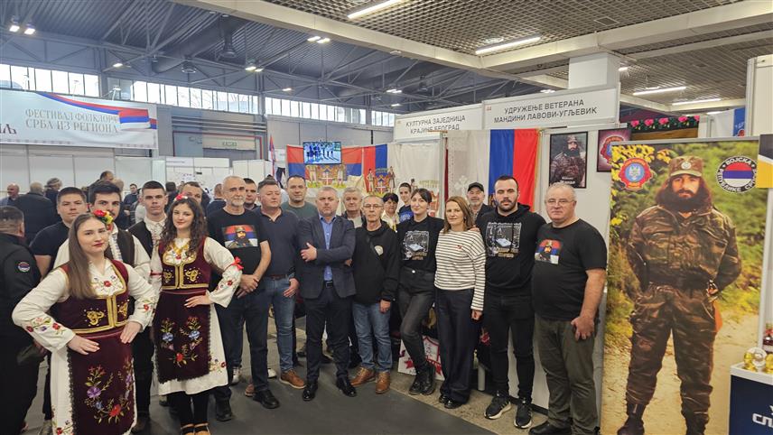 УГЉЕВИК/НОВИ САД, 8. ФЕБРУАРА /СРНА/ - Удружење ветерана "Мандини лавови" и Културно-умјетничко друштво "Равно Поље" из Угљевика представили су родни крај на новосадском Сајму завичаја свједочењем о легендарном ратном команданту Мајевице Митру Максимовићу Манди.