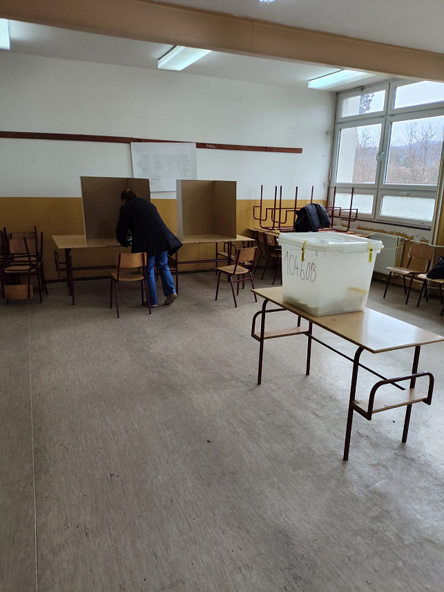 БРАТУНАЦ, 8. ФЕБРУАРА /СРНА/ - На 13 бирачких мјеста у општини Братунац на којима се понављају пријевремени избори за предсједника Републике Српске, до 15.00 часова гласало је 2.419 бирача или 36,8 одсто уписаних у бирачке спискове на тим биралиштима.