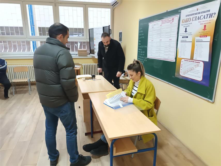 ЗВОРНИК, 8. ФЕБРУАРА /СРНА/ - На поновљене пријевремене изборе за предсједника Републике Српске на подручју Зворника до 15.00 часова гласало је 12.165 бирача од око 35.000 уписаних у бирачки списак.