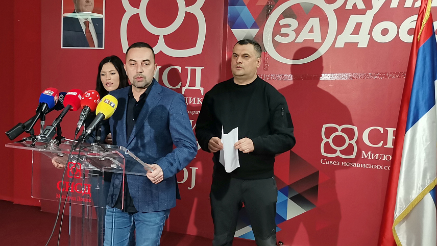 ДОБОЈ, 8. ФЕБРУАРА /СРНА/ - Шеф изборног штаба добојског СНСД-а Данијел Јошић, члан Главног одбора СНСД-а из Добоја Борис Јеринић и потпредсједник СНСД-а Сања Вулић на конференцији за новинаре
