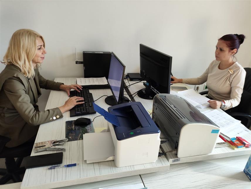 БРАТУНАЦ, 8. ФЕБРУАРА /СРНА/ - Чланови Општинске изборне комисије /ОИК/ у Братунцу.