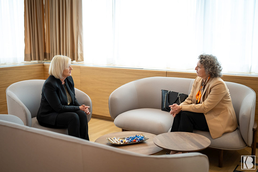 САРАЈЕВО, 9. ФЕБРУАРА /СРНА/ - Предсједавајућа Савјета министара Борјана Кришто разговарала је данас у Сарајеву са гувернером Централне банке БиХ Јасмином Селимовић.