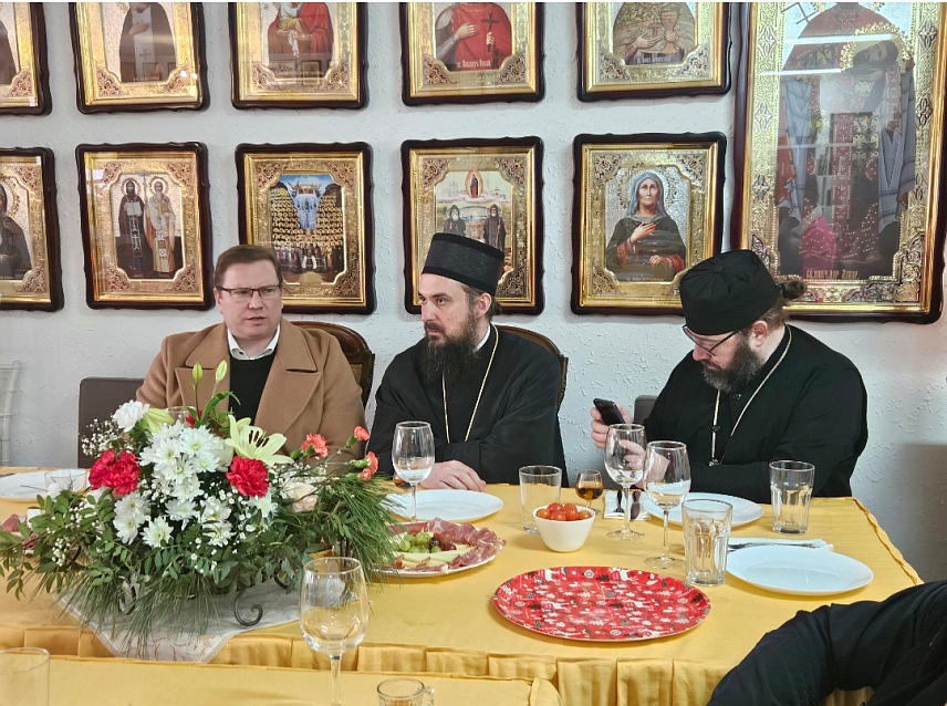 БЕОГРАД, 9. ФЕБРУАРА /СРНА/ - Директор Управе за сарадњу са дијаспором и Србима у региону Владимир Кокановић је посебну захвалност упутио епископу Јустину, Српској православној цркви и Парохији Светих апостола Петра и Павла у Андалузији и истакао њихову улогу као духовног, културног и саборног средишта српске заједнице у овом дијелу Шпаније.