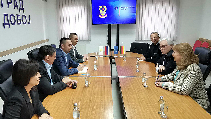 ДОБОЈ, 9. ФЕБРУАРА /СРНА/ - Замјеник министра одбране у Савјету министара Александар Гогановић рекао је новинарима након састанка са амбасадором Њемачке у БиХ Алфредом Гранасом и градоначлеником Борисом Јеринићем да су средства предвиђена за санацију објекта "Три" у касарни "Војвода Радомир Путник", с циљем унапређења услова рада припадника оружаних снага на војним локацијама.