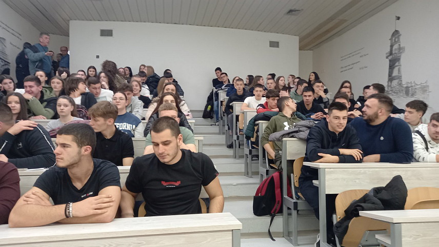 ИСТОЧНО НОВО САРАЈЕВО, 9. ФЕБРУАРА /СРНА/ - Представници Управе за полицијско образовање и Полицијске управе Источно Сарајево данас су у Средњој школи "28 јуни" у Источном Новом Сарајеву представили матурантима могућности уписа у Полицијску академију.