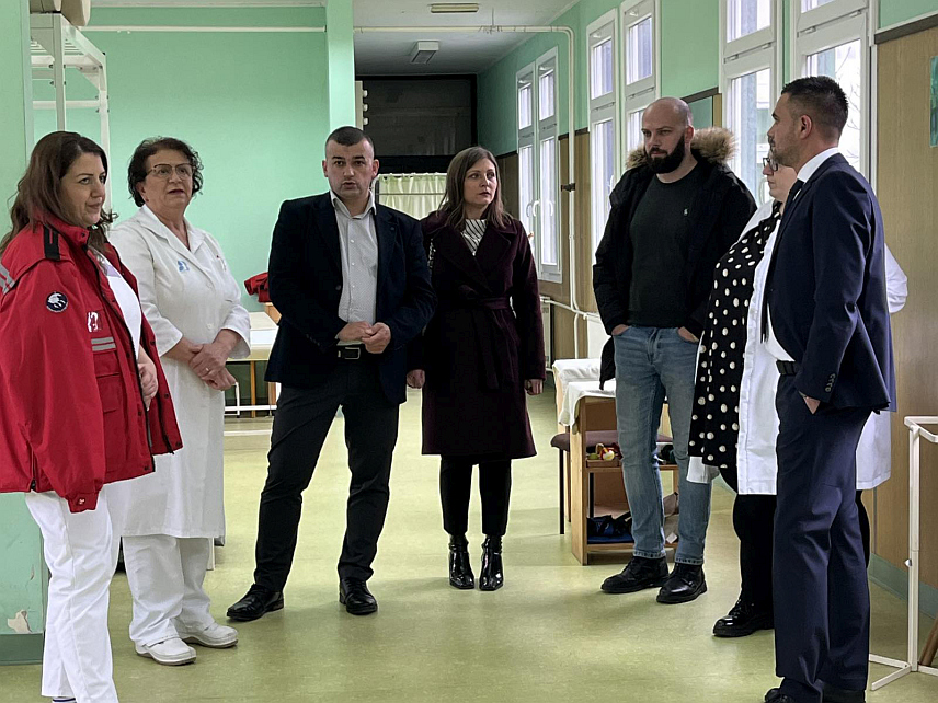 КОЗАРСКА ДУБИЦА, 9. ФЕБРУАРА /СРНА/ - У Дому здравља у Козарској Дубици у посљедњих годину дана, у мандату директора Милоша Tубића, учињени су значајни помаци у рјешавању проблема недостатка љекара, услова рада и накнада за медицинско и друго особље, констатовано је данас након састанка представника Општинске управе и ове здравствене установе.