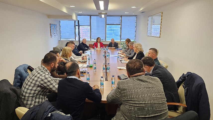 БАЊАЛУКА, 9. ФЕБРУАРА /СРНА/ - Министар трговине и туризма Републике Српске Нед Пуховац и представници трговаца и дистрибутера потврдили су данас опредјељење да, уз кампање "Друштвено одговорни" и "Наше је боље", наставе сарадњу и на другим заједничким активностима усмјереним на заштиту домаће производње, стабилност тржишта, осигурање запослености у овом сектору и заштиту купаца.