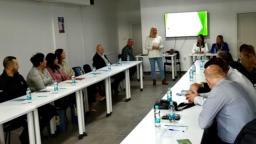 ДОБОЈ, 10. МАРТА /СРНА/ - Замјеник градоначелника Добоја Дијана Каленић је поводом Дана енергетске ефикасности присуствовала симболичној подјели штедних сијалица и летака основним и средњим школама.