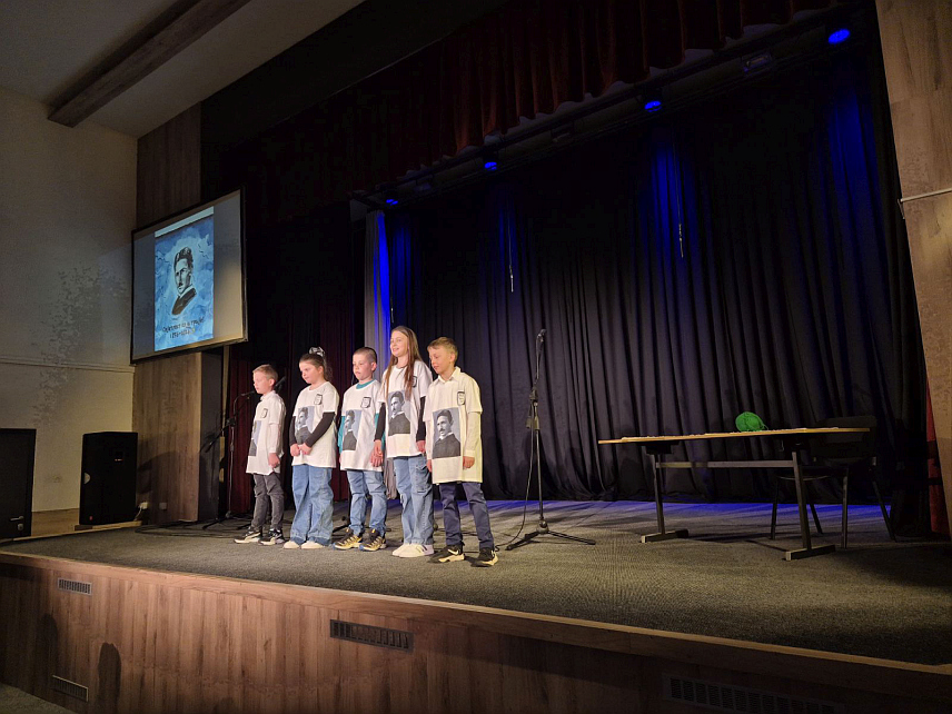 ПАЛЕ, 10. МАРТА /СРНА/ - Ученици Основне школе "Пале" су поводом обиљежавања 170 година од рођења Николе Тесле данас организовали приредбу, а приказан је и кратки филм о овом великом научнику у којем су представљени ученици како изводе различите експерименте инспирисане Теслиним открићима.