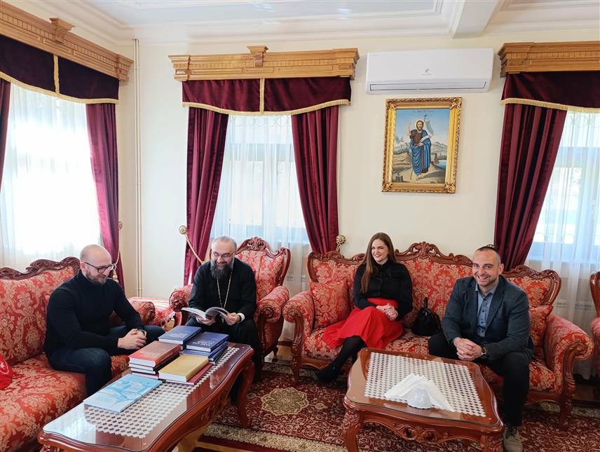 СРБАЦ, 10. МАРТА /СРНА/ - Манастир Осовица посјетили су извршни директор Музеја жртава геноцида Београд Никола Милошевски, кустос у овом музеју Биљана Марцојевић и директор Народне библиотеке Србац Славиша Стојковић и уручили знатан број књига.