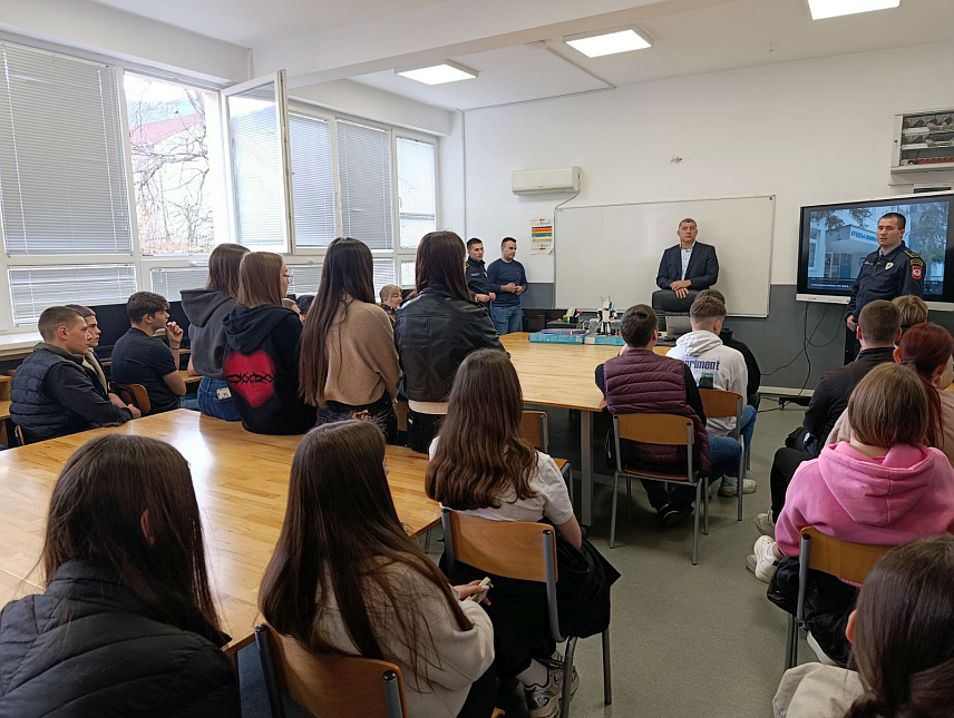 МРКОЊИЋ ГРАД, 10. МАРТА /СРНА/ - Ученицима других разреда Средњошколског центра и Гимназије Мркоњић Град данас је представљена Средња школа унутрашњих послова, за коју ће конкурс бити расписан крајем марта или почетком априла и уписано 150 ученика.