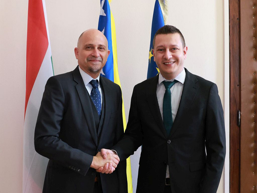 САРАЈЕВО, 10. МАРТА /СРНА/ - Замјеник министра одбране у Савјету министара Александар Гогановић на састанку са амбасадором Мађарске у БиХ Кристијаном Пошом у Сарајеву.