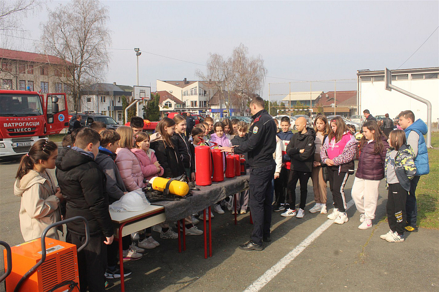 СРБАЦ, 10. МАРТА /СРНА/ - Ученицима Основне школе "Јован Јовановић Змај" у Српцу данас су представљени опрема и средства Цивилне заштите општине и Tериторијалне ватрогасно-спасилачке јединице.