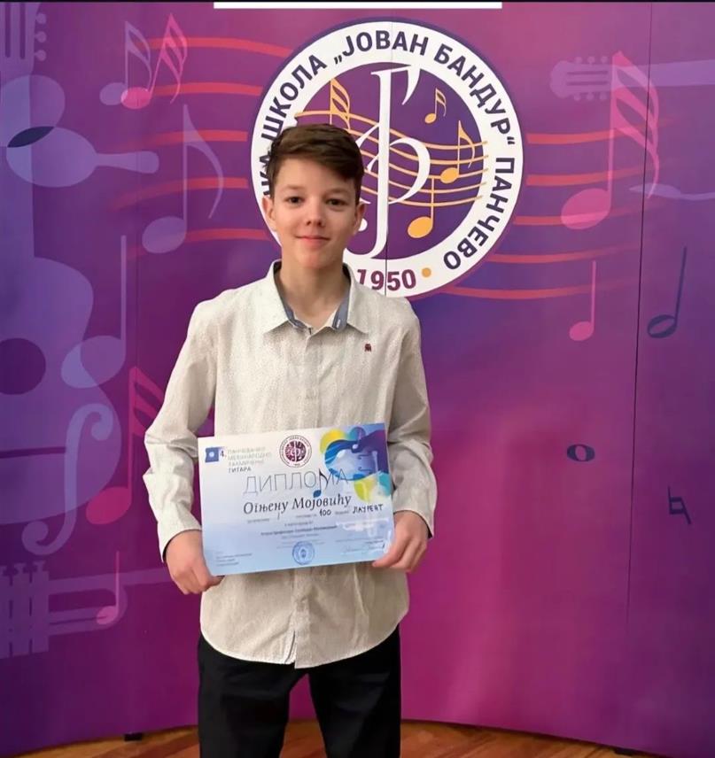 ПАЛЕ, 10. МАРТА /СРНА/ - Млади паљански гитариста Огњен Мојовић, ученик првог разреда београдске Средње музичке школе "Станковић", освојио је прво мјесто и специјалну награду са максималним бројем поена на Међународном такмичењу младих талената у Панчеву.