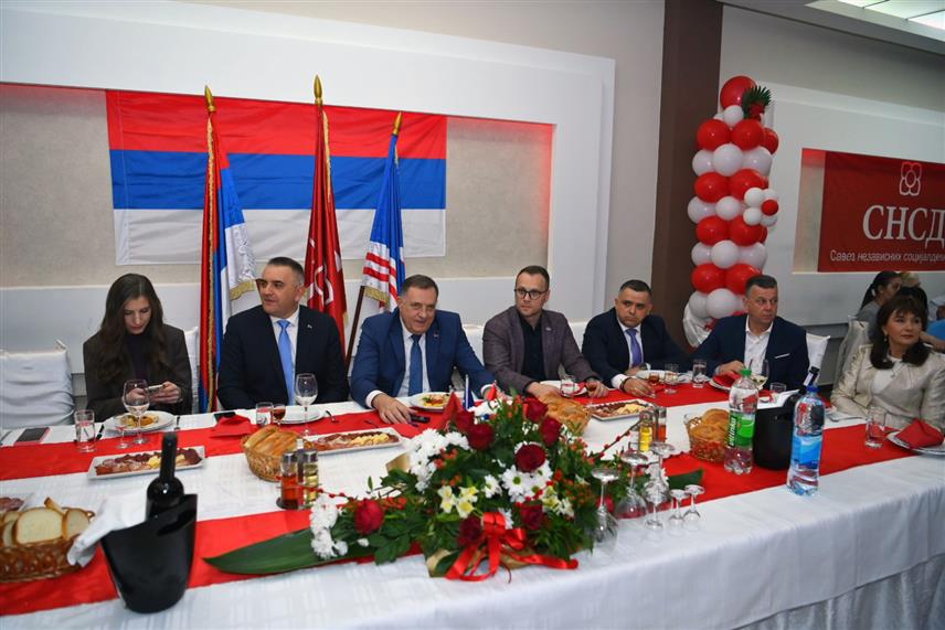 БИЈЕЉИНА, 10. МАРТА /СРНА/ - Улога жена у породици, послу и заједници је непроцјењива за развој Републике Српске, поручио је предсједник СНСД-а Милорад Додик, који вечерас у Бијељини присуствује осмомартовској прослави. 